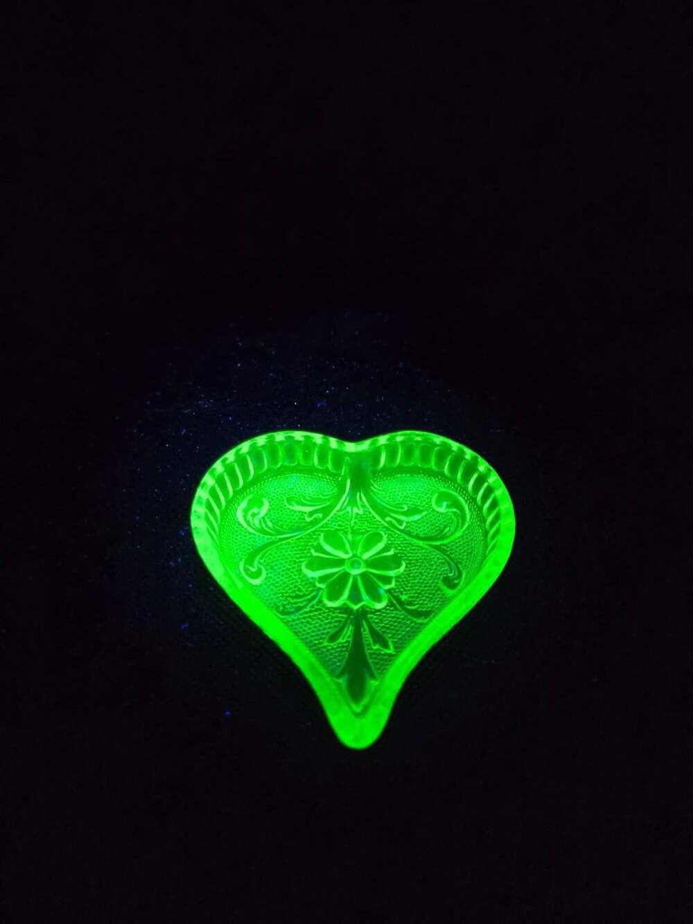 Uranium Heart Dish Poker Dish Trinket tray